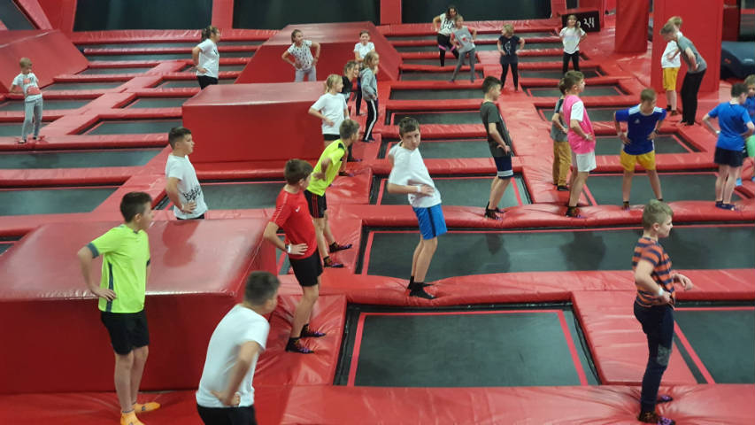 Aktywny dzień uczniów klasy 4 i 6b - park trampolin oraz spacer po parku zdrojowym w Konstancinie - Jeziornej
