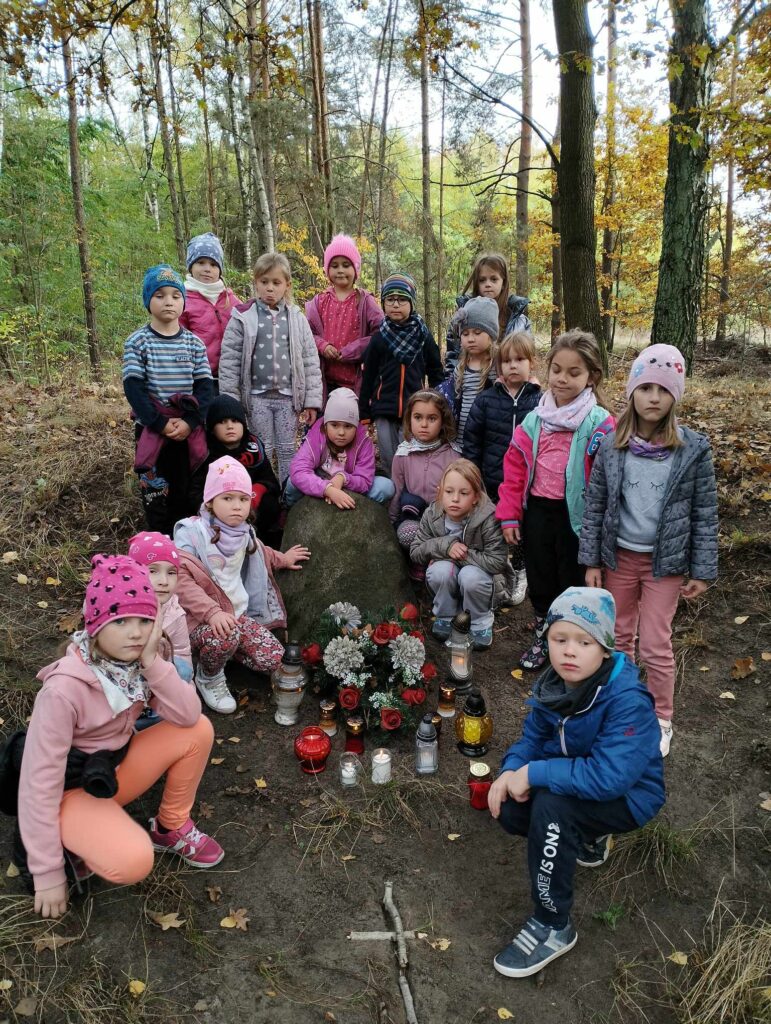 Oddział przedszkolny na cmentarzu wojennym.