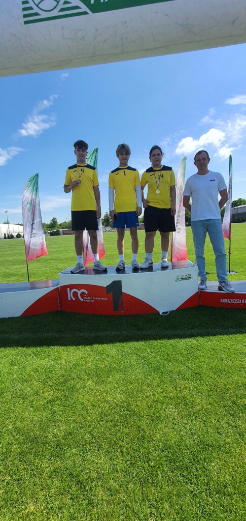 Złoto i brąz na mistrzostwach powiatu – nasze sukcesy w lekkoatletyce.
